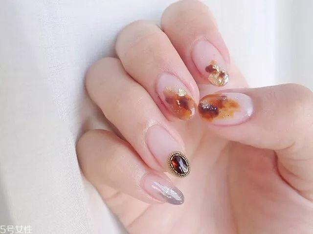 新款琥珀美甲圖片 這幾款讓指尖瞬間高大上 新款琥珀美甲圖片 這幾款讓指尖瞬間高大上