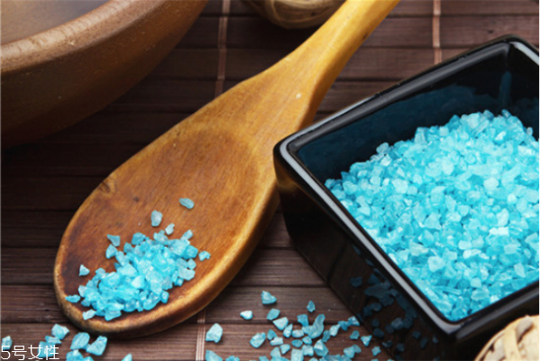 浴鹽可以去背上痘痘嗎 教你怎么用浴鹽去角質(zhì) 浴鹽可以去背上痘痘嗎 教你怎么用浴鹽去角質(zhì)