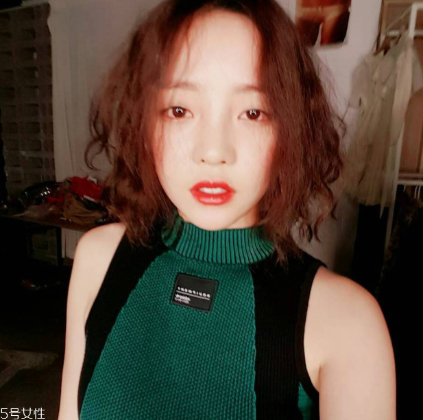 泫雅嬉皮卷發(fā)型教程 韓式嬉皮卷發(fā)型怎么弄 泫雅嬉皮卷發(fā)型教程 韓式嬉皮卷發(fā)型怎么弄