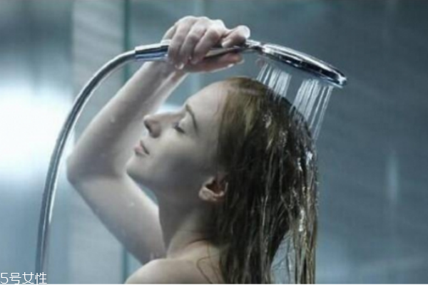 冬天用什么泡澡好 冬天洗澡誤區(qū)必須警惕 冬天用什么泡澡好 冬天洗澡誤區(qū)必須警惕