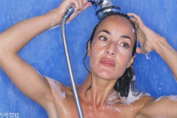 冬天用什么泡澡好 冬天洗澡誤區(qū)必須警惕 冬天用什么泡澡好 冬天洗澡誤區(qū)必須警惕