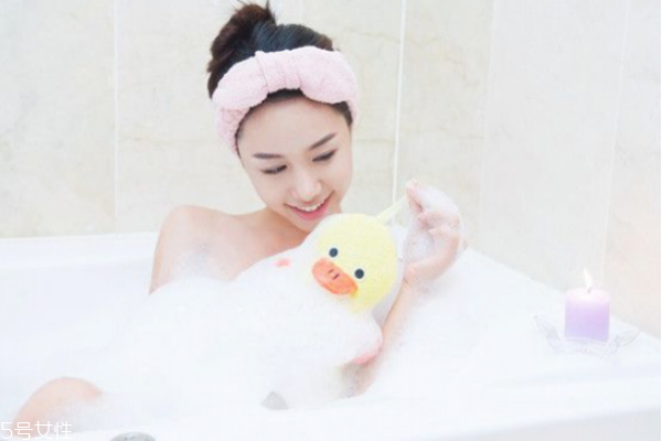 冬天用什么泡澡好 冬天洗澡誤區(qū)必須警惕 冬天用什么泡澡好 冬天洗澡誤區(qū)必須警惕