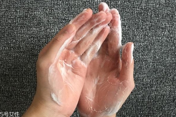 六神沐浴露可以洗頭嗎 恐怕會(huì)越洗越油膩 六神沐浴露可以洗頭嗎 恐怕會(huì)越洗越油膩