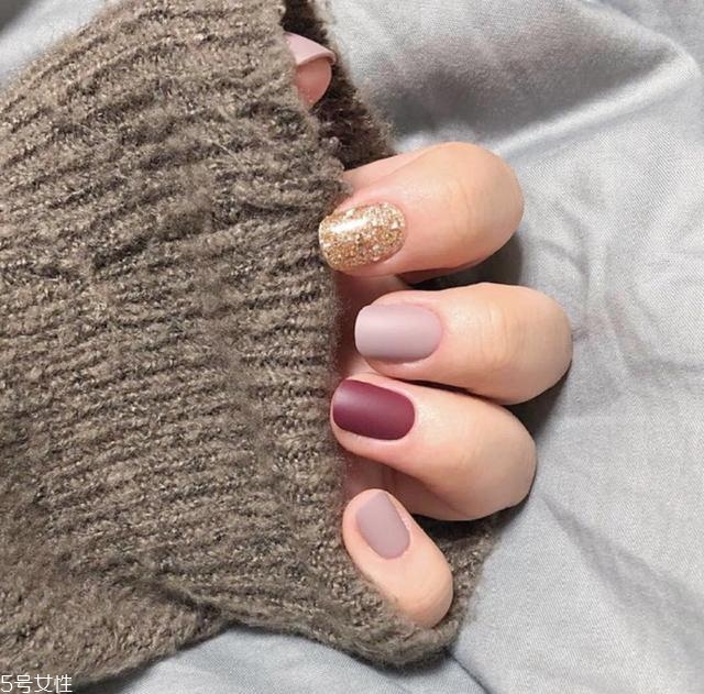 5種性感酒紅美甲款式 最經(jīng)典的顯手白顏色 5種性感酒紅美甲款式 最經(jīng)典的顯手白顏色