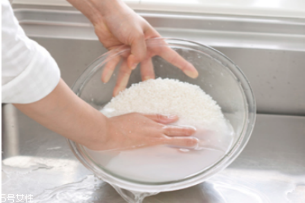 淘米水洗臉可以祛斑嗎 每天用淘米水洗臉好處多多 淘米水洗臉可以祛斑嗎 每天用淘米水洗臉好處多多