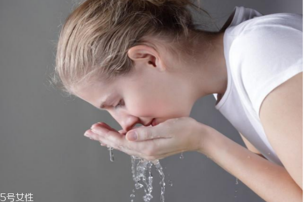 淘米水洗臉可以用洗面奶嗎 淘米水洗臉的危害 淘米水洗臉可以用洗面奶嗎 淘米水洗臉的危害