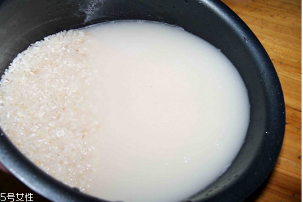 淘米水洗臉可以用洗面奶嗎 淘米水洗臉的危害 淘米水洗臉可以用洗面奶嗎 淘米水洗臉的危害