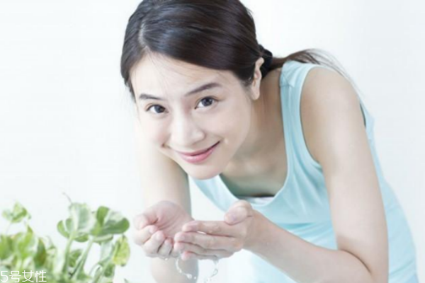 淘米水洗臉可以用洗面奶嗎 淘米水洗臉的危害 淘米水洗臉可以用洗面奶嗎 淘米水洗臉的危害