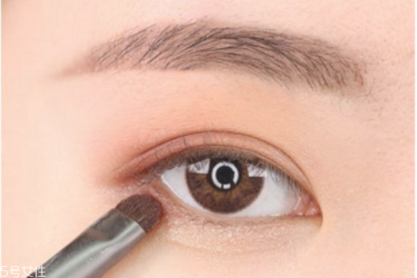 日常妝眼影怎么畫 新手畫眼影的步驟圖片 日常妝眼影怎么畫 新手畫眼影的步驟圖片