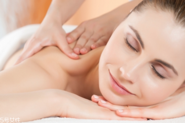 冬天皮膚太干怎么化妝 冬天化妝干燥起皮這樣做 冬天皮膚太干怎么化妝 冬天化妝干燥起皮這樣做