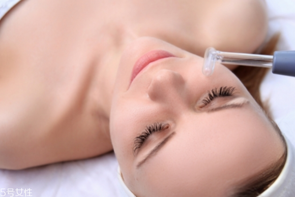 冬天皮膚太干怎么化妝 冬天化妝干燥起皮這樣做 冬天皮膚太干怎么化妝 冬天化妝干燥起皮這樣做