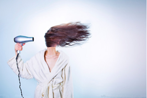 頭發(fā)洗完了，記得要用正確的方式吹哦