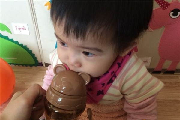 怎么訓(xùn)練寶寶喝水 怎么判斷寶寶每天喝水夠不夠 怎么訓(xùn)練寶寶喝水 怎么判斷寶寶每天喝水夠不夠