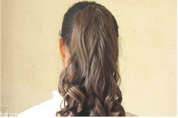 長(zhǎng)卷發(fā)怎樣扎好看圖解 女生好看中長(zhǎng)卷發(fā)圖片 長(zhǎng)卷發(fā)怎樣扎好看圖解 女生好看中長(zhǎng)卷發(fā)圖片