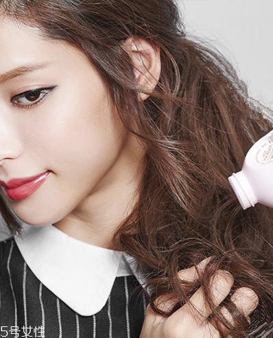 長(zhǎng)卷發(fā)怎樣扎好看圖解 女生好看中長(zhǎng)卷發(fā)圖片 長(zhǎng)卷發(fā)怎樣扎好看圖解 女生好看中長(zhǎng)卷發(fā)圖片