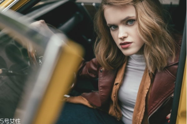 卷發(fā)扎什么發(fā)型好看 長(zhǎng)卷發(fā)扎法教程 卷發(fā)扎什么發(fā)型好看 長(zhǎng)卷發(fā)扎法教程