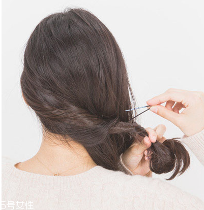 卷發(fā)扎什么發(fā)型好看 長(zhǎng)卷發(fā)扎法教程 卷發(fā)扎什么發(fā)型好看 長(zhǎng)卷發(fā)扎法教程