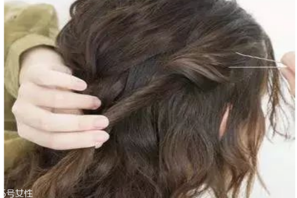 燙發(fā)怎么扎好看 最新長(zhǎng)卷發(fā)扎法教程 燙發(fā)怎么扎好看 最新長(zhǎng)卷發(fā)扎法教程