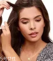 燙發(fā)怎么扎好看 最新長(zhǎng)卷發(fā)扎法教程 燙發(fā)怎么扎好看 最新長(zhǎng)卷發(fā)扎法教程