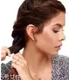 燙發(fā)怎么扎好看 最新長(zhǎng)卷發(fā)扎法教程 燙發(fā)怎么扎好看 最新長(zhǎng)卷發(fā)扎法教程