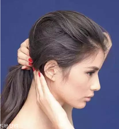 燙發(fā)怎么扎好看 最新長(zhǎng)卷發(fā)扎法教程 燙發(fā)怎么扎好看 最新長(zhǎng)卷發(fā)扎法教程