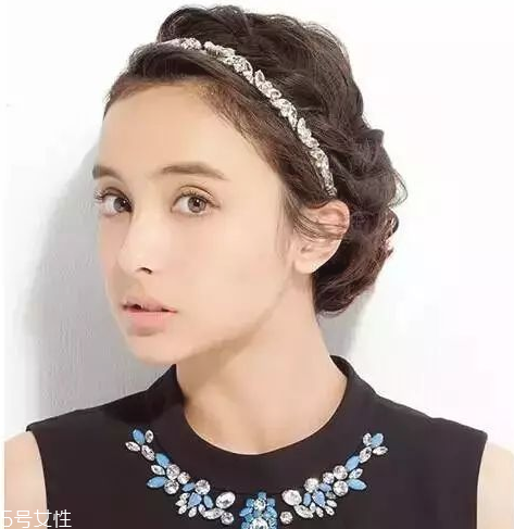 燙發(fā)怎么扎好看 最新長(zhǎng)卷發(fā)扎法教程 燙發(fā)怎么扎好看 最新長(zhǎng)卷發(fā)扎法教程