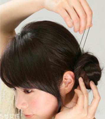 燙發(fā)怎么扎好看 最新長卷發(fā)扎法教程 燙發(fā)怎么扎好看 最新長卷發(fā)扎法教程
