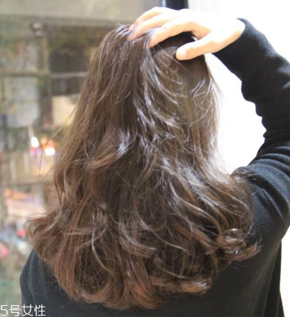 怎樣讓燙發(fā)更持久 想讓卷發(fā)更持久快來試試這幾招 怎樣讓燙發(fā)更持久 想讓卷發(fā)更持久快來試試這幾招