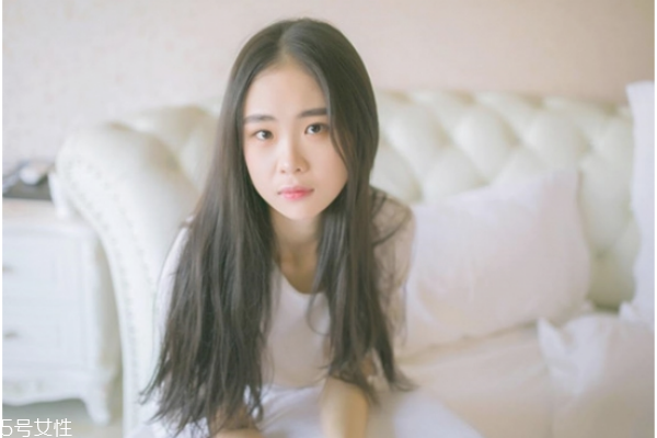 頭發(fā)軟化和拉直有什么區(qū)別 頭發(fā)軟化和拉直的區(qū)別 頭發(fā)軟化和拉直有什么區(qū)別 頭發(fā)軟化和拉直的區(qū)別