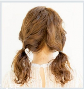 如何自己做簡單盤發(fā) 自己盤頭發(fā)簡單好看的步驟 如何自己做簡單盤發(fā) 自己盤頭發(fā)簡單好看的步驟