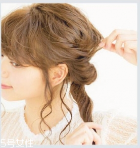 如何自己做簡單盤發(fā) 自己盤頭發(fā)簡單好看的步驟 如何自己做簡單盤發(fā) 自己盤頭發(fā)簡單好看的步驟
