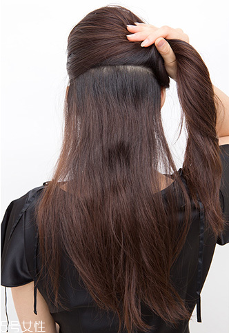如何自己做簡單盤發(fā) 自己盤頭發(fā)簡單好看的步驟 如何自己做簡單盤發(fā) 自己盤頭發(fā)簡單好看的步驟