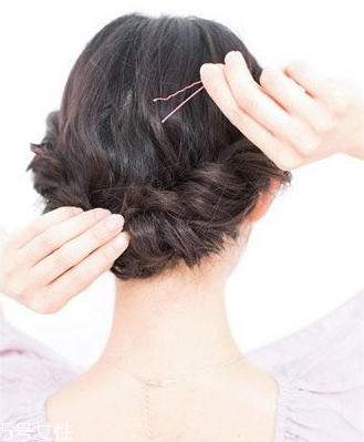 怎么用卷發(fā)棒卷內(nèi)扣 輕松燙優(yōu)雅波波頭發(fā)型 怎么用卷發(fā)棒卷內(nèi)扣 輕松燙優(yōu)雅波波頭發(fā)型