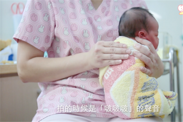 新生兒拍嗝的正確方法圖片步驟 新生兒拍嗝的正確方法圖片步驟