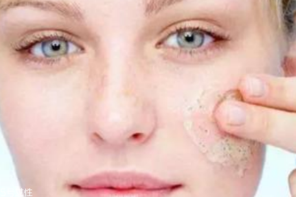 上妝卡粉浮粉怎么辦 找到原因妝容才服帖 上妝卡粉浮粉怎么辦 找到原因妝容才服帖