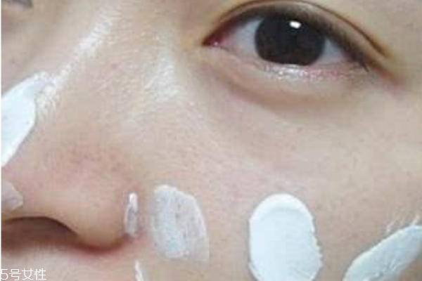 上妝卡粉浮粉怎么辦 找到原因妝容才服帖 上妝卡粉浮粉怎么辦 找到原因妝容才服帖