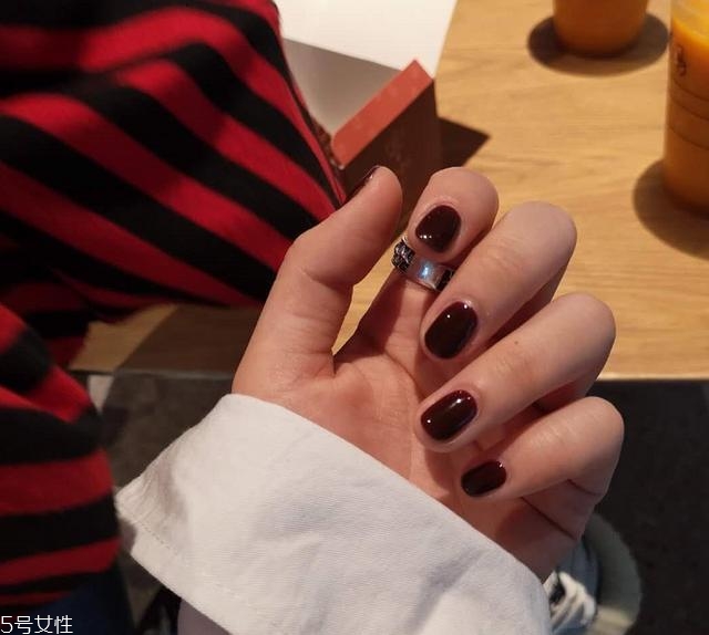 紅色純色美甲搭配圖片 這幾款氣質(zhì)爆棚韻味無窮 紅色純色美甲搭配圖片 這幾款氣質(zhì)爆棚韻味無窮