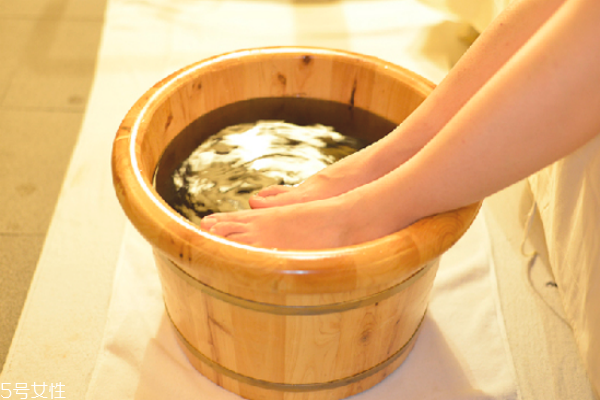 手腳冰涼用什么泡腳好 教你體寒泡腳加什么 手腳冰涼用什么泡腳好 教你體寒泡腳加什么