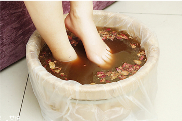 手腳冰涼用什么泡腳好 教你體寒泡腳加什么 手腳冰涼用什么泡腳好 教你體寒泡腳加什么