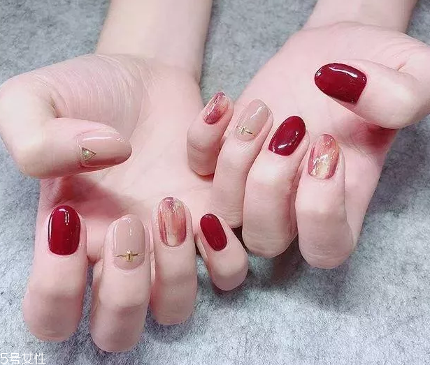 紅色純色美甲搭配圖片 這幾款氣質(zhì)爆棚韻味無窮 紅色純色美甲搭配圖片 這幾款氣質(zhì)爆棚韻味無窮