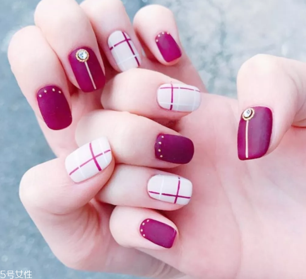 紅色純色美甲搭配圖片 這幾款氣質(zhì)爆棚韻味無窮 紅色純色美甲搭配圖片 這幾款氣質(zhì)爆棚韻味無窮