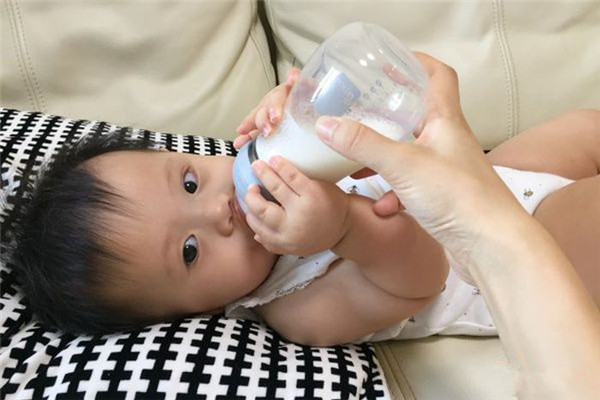 奶瓶材質(zhì)哪種好 挑選技巧與心得 奶瓶材質(zhì)哪種好 挑選技巧與心得