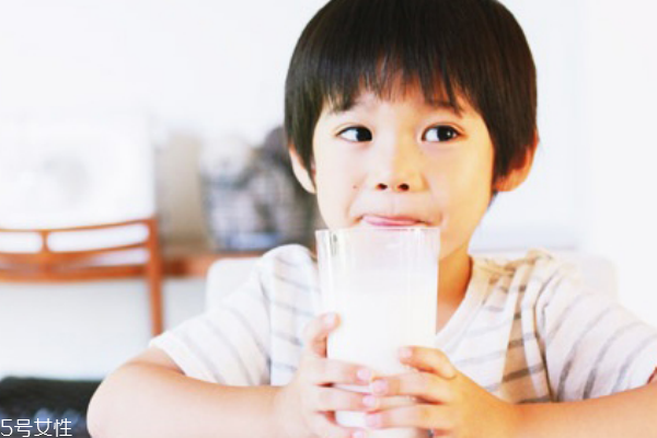 四個(gè)月的寶寶如何斷奶最好 四個(gè)月的寶寶如何斷奶最好