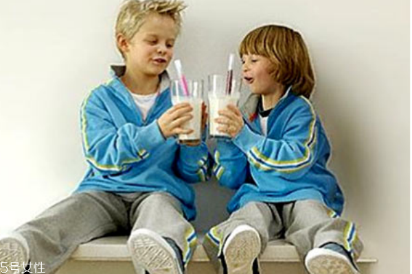 四個(gè)月的寶寶如何斷奶最好 四個(gè)月的寶寶如何斷奶最好