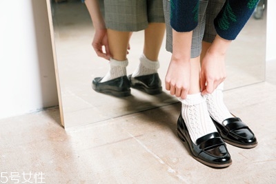 襪子和鞋子怎樣搭配 鞋襪最高級(jí)搭法 襪子和鞋子怎樣搭配 鞋襪最高級(jí)搭法