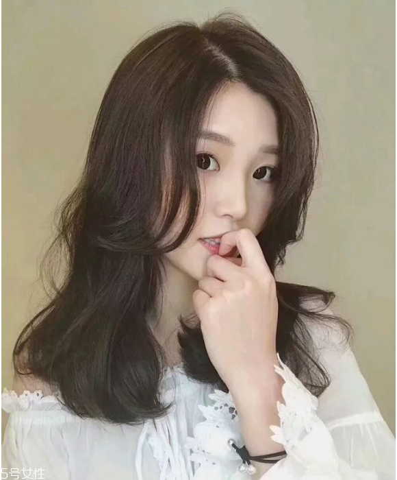 黑茶色需要漂染嗎 黑茶色頭發(fā)發(fā)型圖 黑茶色需要漂染嗎 黑茶色頭發(fā)發(fā)型圖