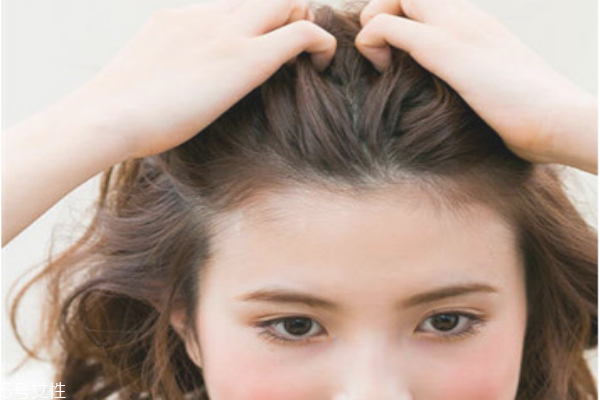 冬天圍圍巾怎樣扎頭發(fā) 冬天帶圍巾頭發(fā)這樣扎好看 冬天圍圍巾怎樣扎頭發(fā) 冬天帶圍巾頭發(fā)這樣扎好看