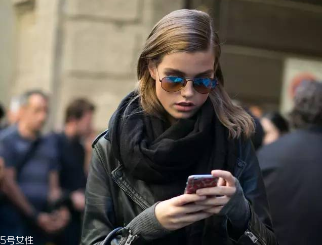 冬天圍圍巾怎樣扎頭發(fā) 冬天帶圍巾頭發(fā)這樣扎好看 冬天圍圍巾怎樣扎頭發(fā) 冬天帶圍巾頭發(fā)這樣扎好看