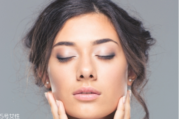 新手用什么眉筆比較好 畫眉是用眉粉好還是眉筆好 新手用什么眉筆比較好 畫眉是用眉粉好還是眉筆好