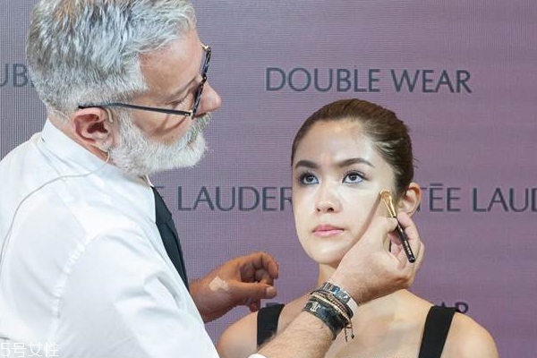 雅詩蘭黛小棕瓶用法指南 彩妝師5個秘密用法 雅詩蘭黛小棕瓶用法指南 彩妝師5個秘密用法